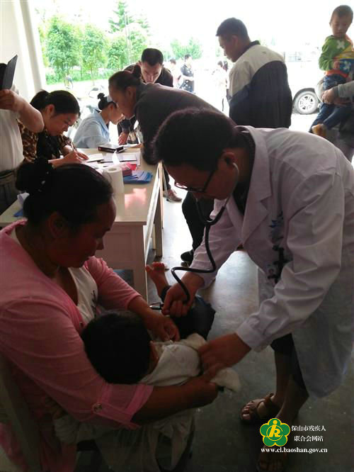 医生正在为智障儿童做筛查