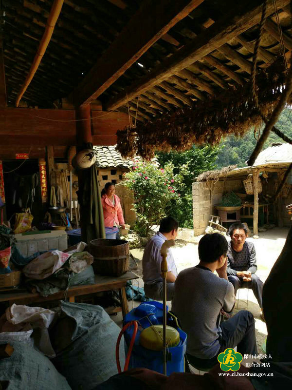 (与挂钩户鲁登荣认真座谈,共商发展大计)