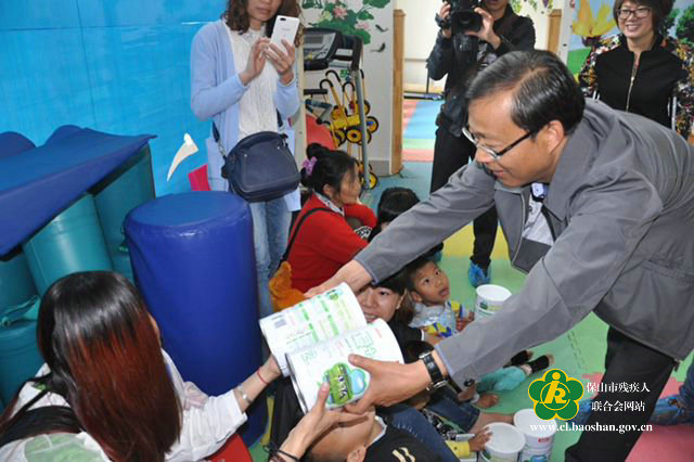 李宗华副市长对残疾儿童家长赠送奶粉