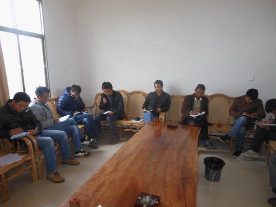 市残联办公室主任、鸡飞镇党委副书记、工作队长张建留(左五)在会上宣讲党的十八届五中全会精神