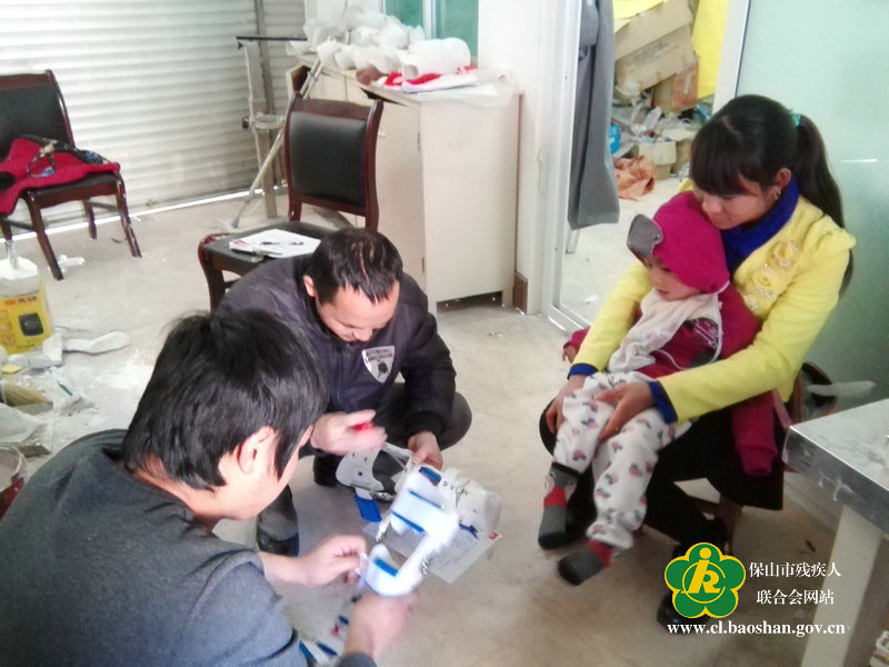 市残联假肢站工作人员正在为脑瘫儿童适配矫形器