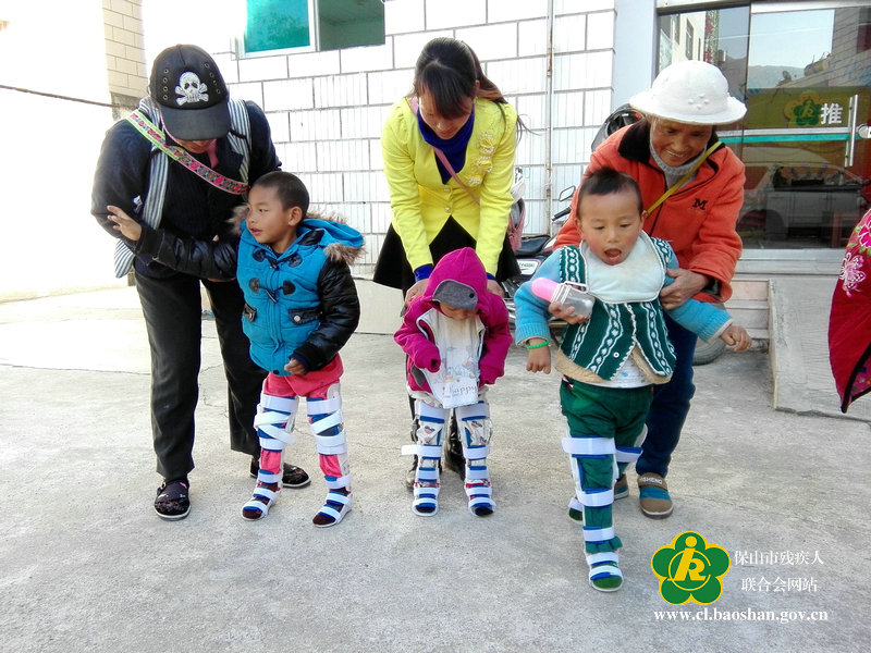 穿上矫形器的孩子们