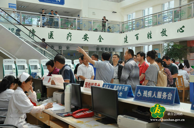 参会人员在市人民医院参观学习。