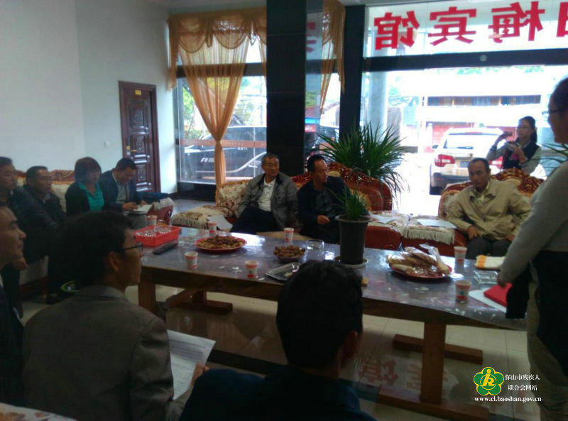 (检查组到施甸县太平乡莽林生猪养殖专业合作社座谈了解残疾人安置和生产生活情况)