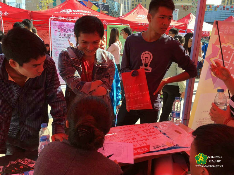 (残疾人签到、填写履历,工作人员讲解招聘会相关事宜)