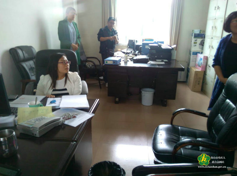 (检查组到隆阳区司法局与双下肢残疾财大毕业大学生甫海洋交流工作和生活待遇情况)