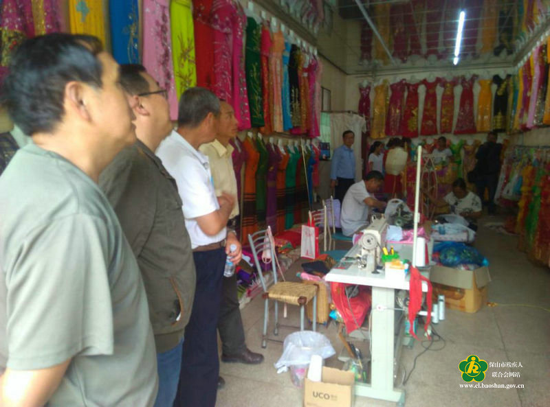 (检查组深入昌宁县湾甸乡街子残疾人陈潞民族服饰店了解残疾人就业安置和经营状况)