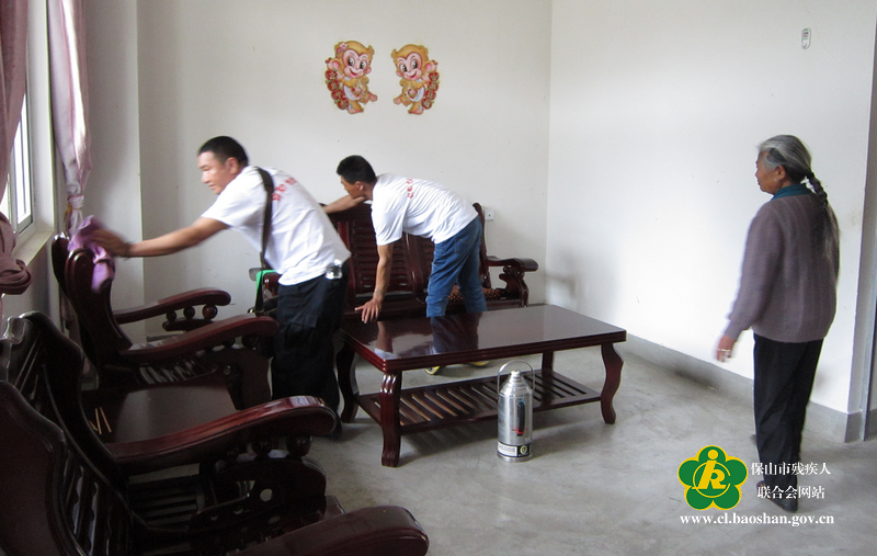 自助组成员为老人打扫卫生、整理床铺和房间自助组成员为老人