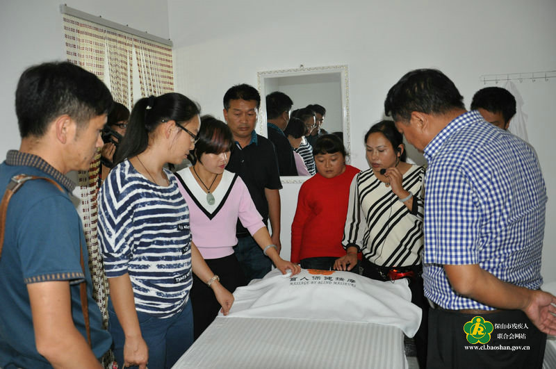 参观“助盲脱贫”形象店