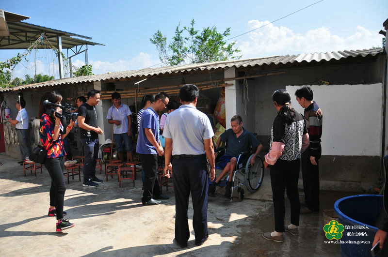 参观残疾人家庭无障碍改造