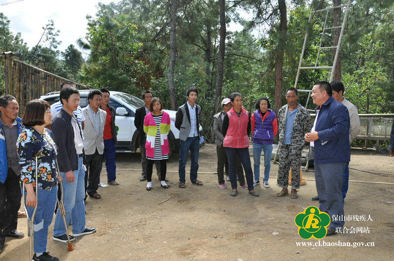 图为市残联杨学华副理事长向挂勾户作动员讲话