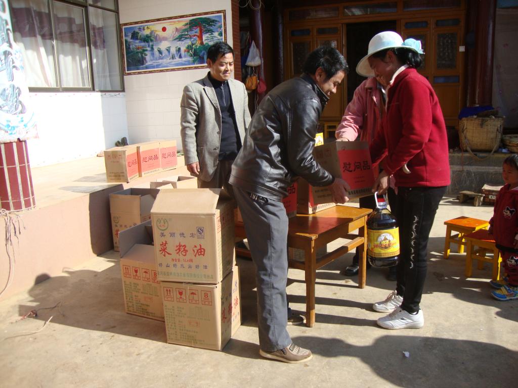 县残联领导为贫困家庭发放慰问品