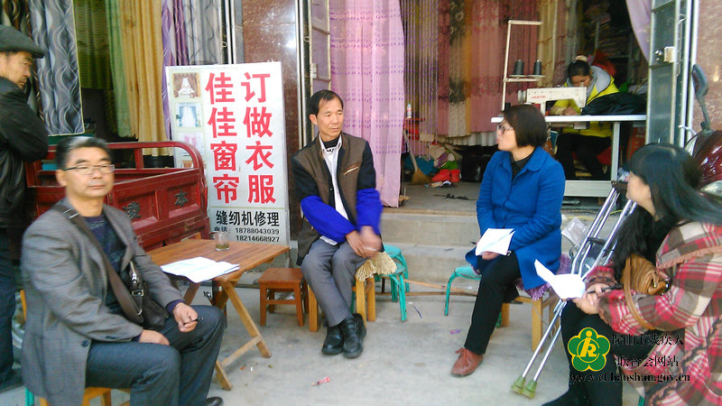 检查组到残疾人服装制作店检查指导工作
