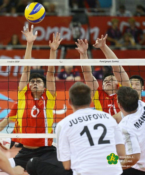 王硕在2012年伦敦残奥会坐式排球比赛中(左一)