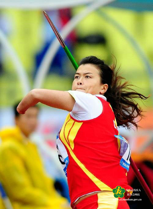 图为赵红梅参加广州亚残运会上比赛