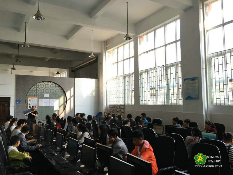 (学员在学习上机操作)