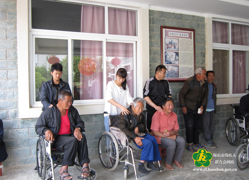 聋人推拿按摩师为老人悉心按摩