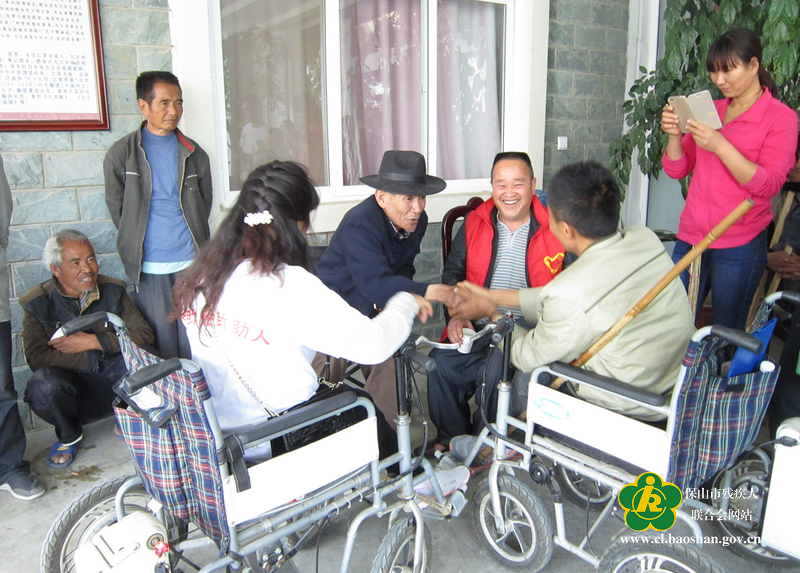 自助组成员和院内老人相谈甚欢