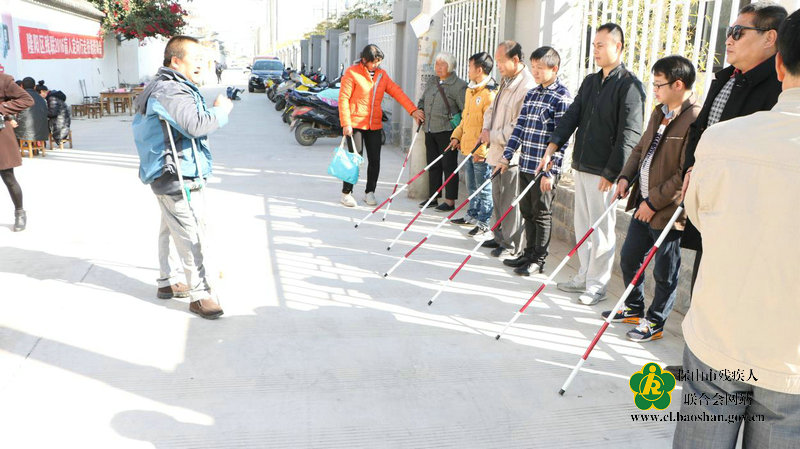 图为:授课老师杨罗建讲授盲杖使用的“六要素”